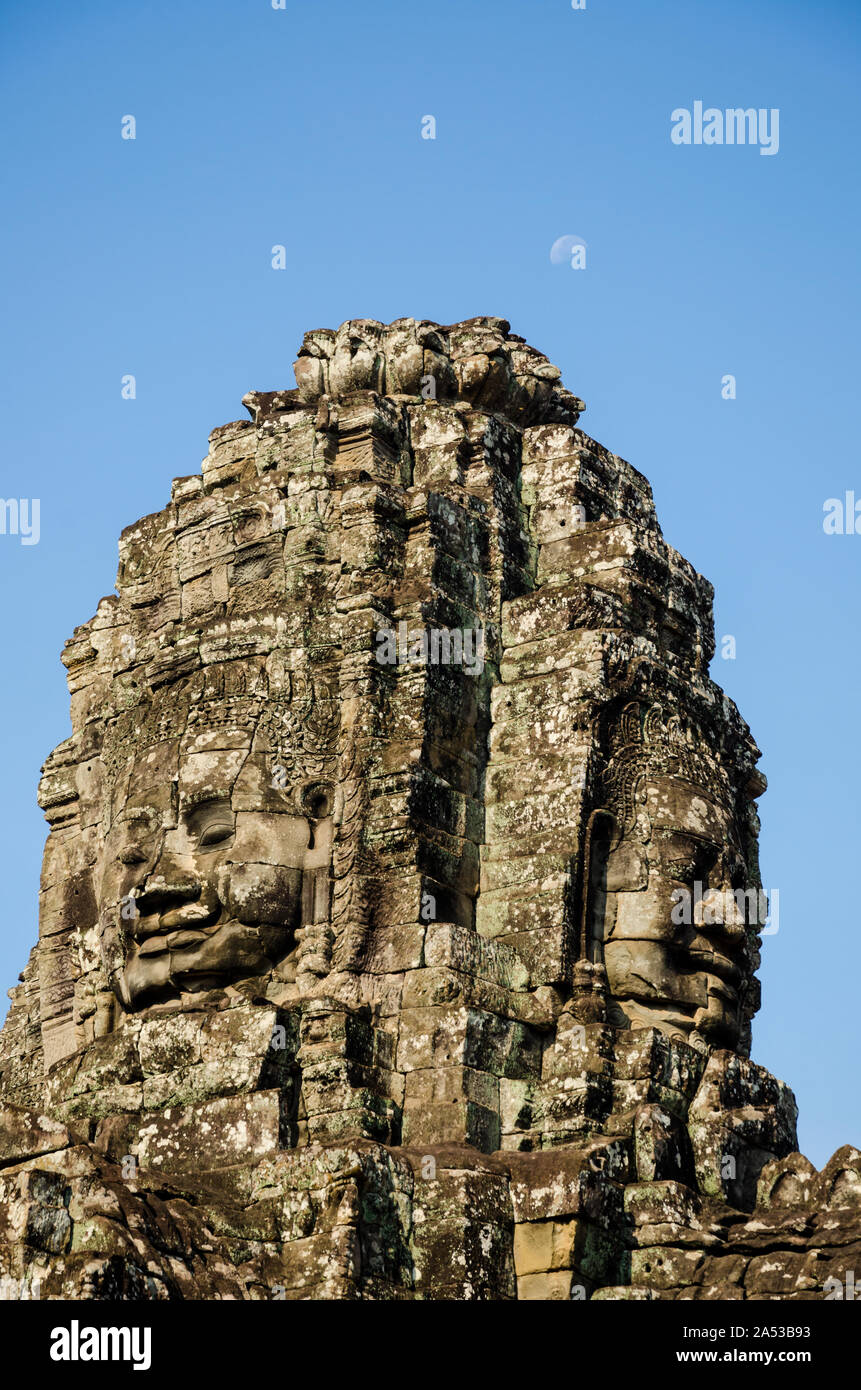Alte steinerne Gesichter der asiatischen Kultur, in verlassenen Tempeln - Angkor Wat Stockfoto