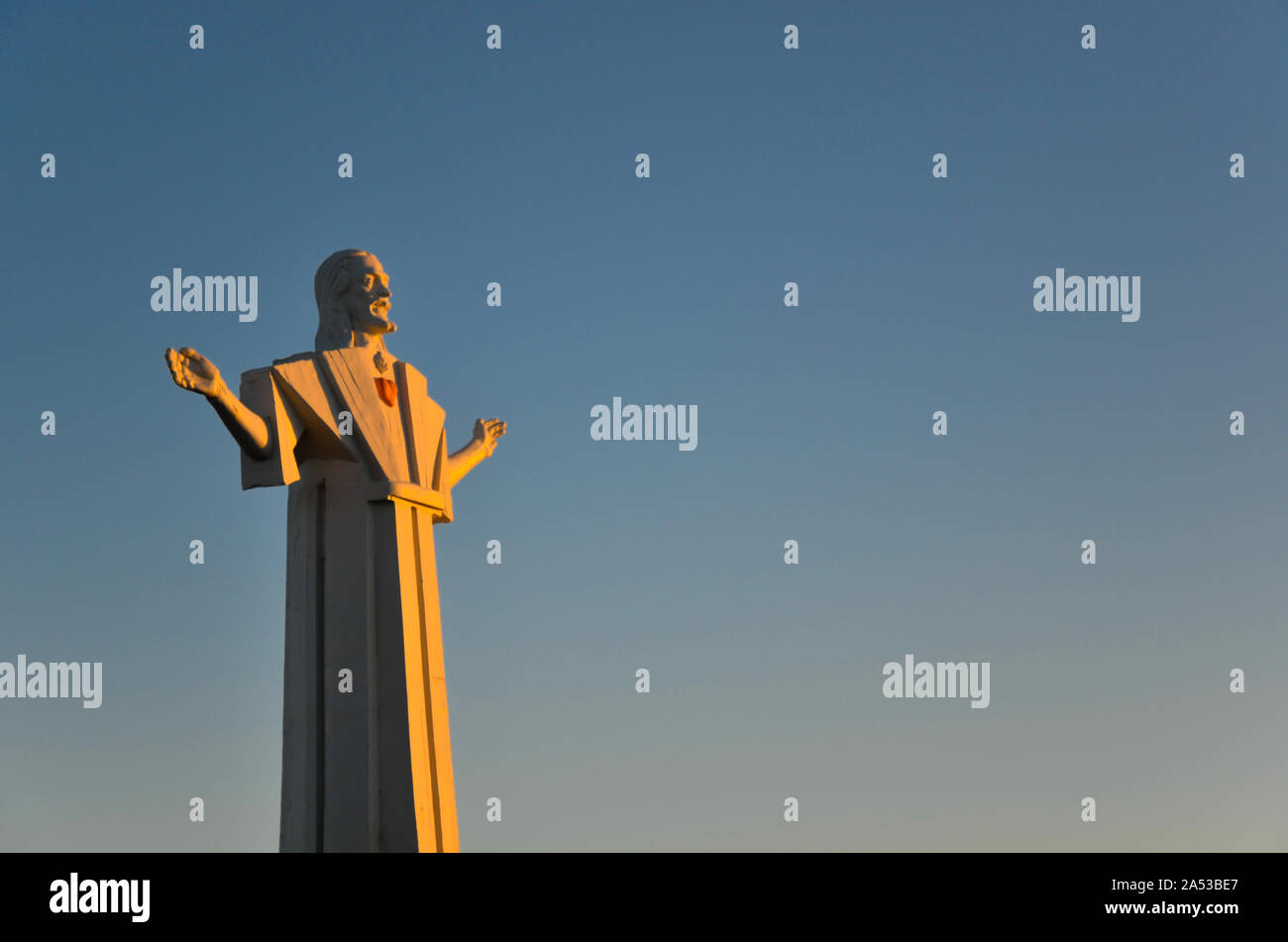 Christus Statue mit offenen Armen, ein sonniger Tag mit Sonnenuntergang und der blauen Himmel Stockfoto