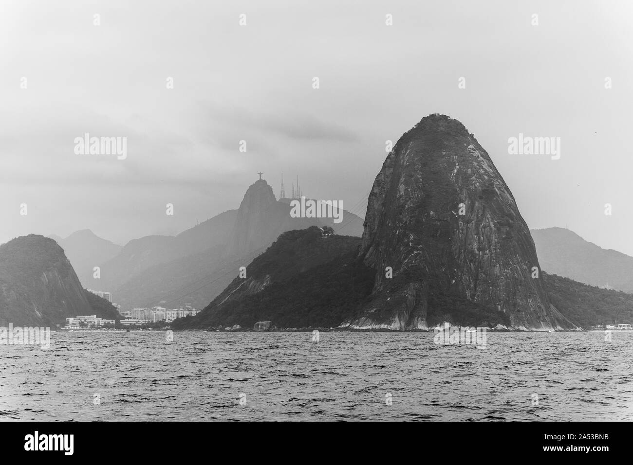 Schöne Aussicht aus dem Ozean zu bergen und Landschaft in Rio de Janeiro, RJ Stockfoto