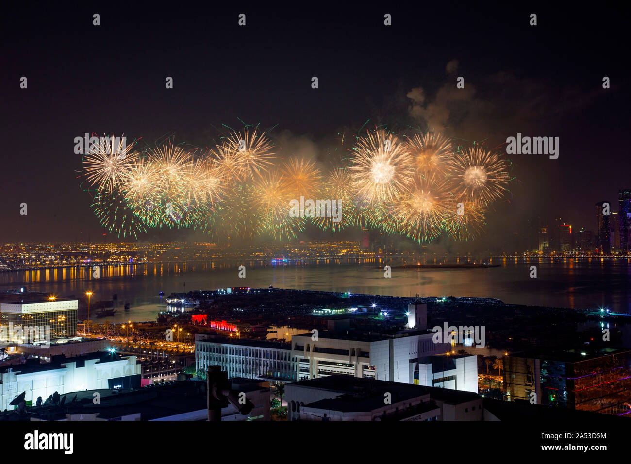 Doha Katar - Dezember 18, 2018: Feuerwerk am Nationalfeiertag in Katar Doha. Stockfoto