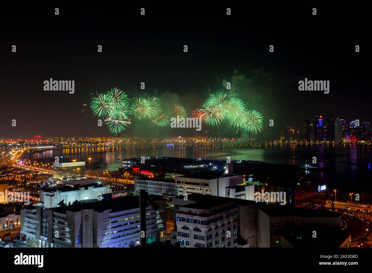 Feuerwerk am Katar-Nationaltag in Doha Corniche Stockfoto