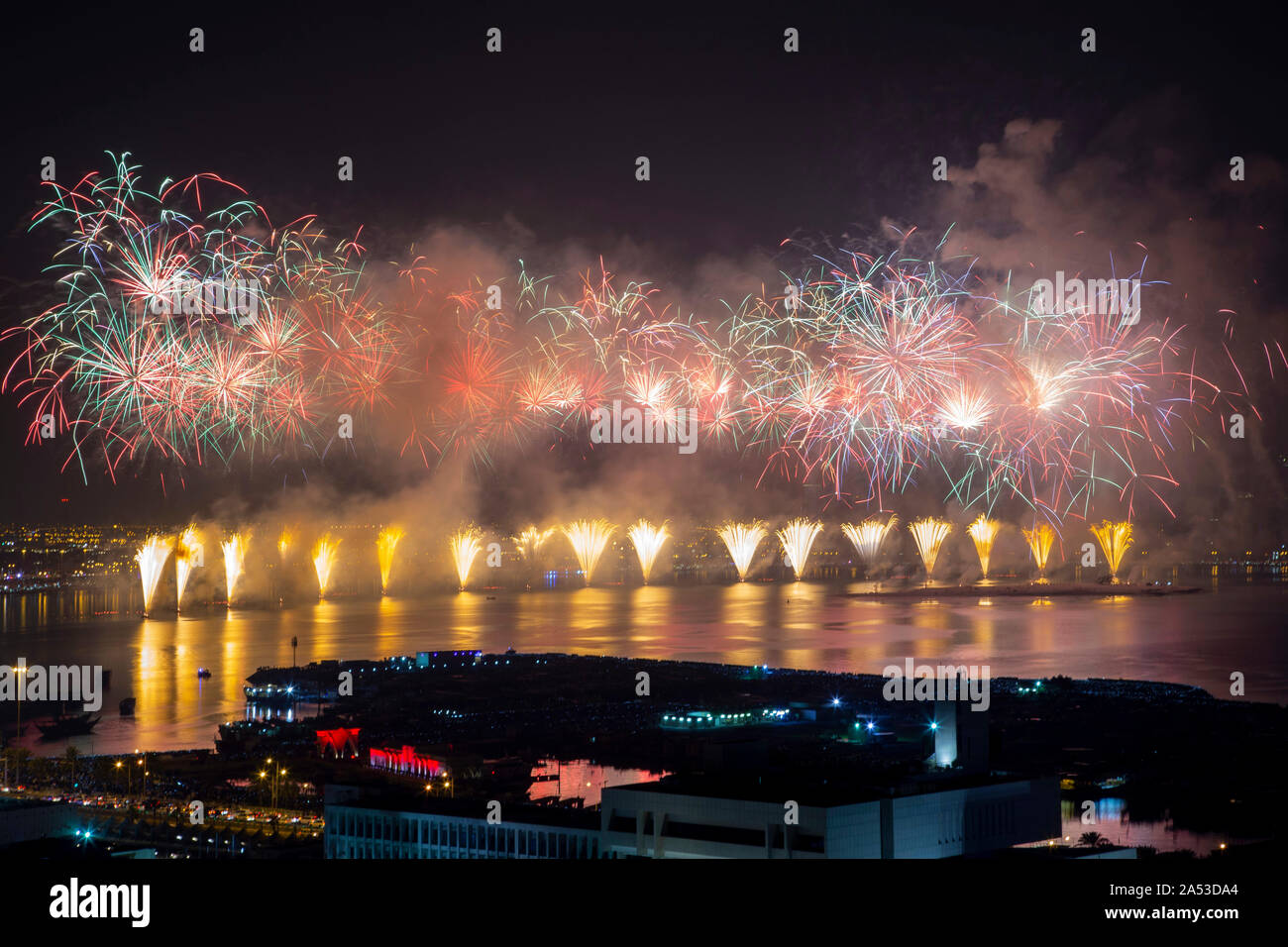 Feuerwerk am Katar-Nationaltag in Doha Corniche Stockfoto