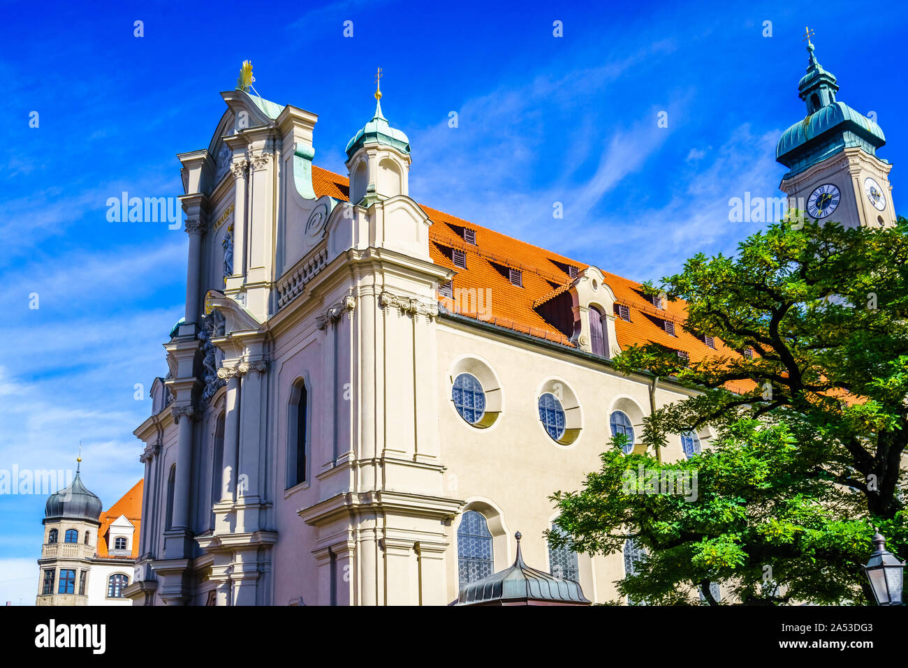 Blick auf die Kirche des Heiligen Geistes in der Innenstadt von München, Deutschland Stockfoto