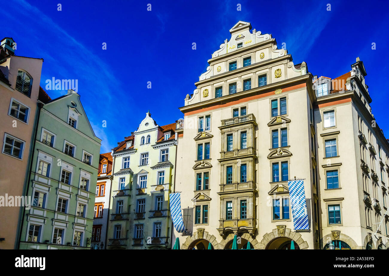 Fassaden von Gebäuden von Platzl Platz in München, Deutschland Stockfoto