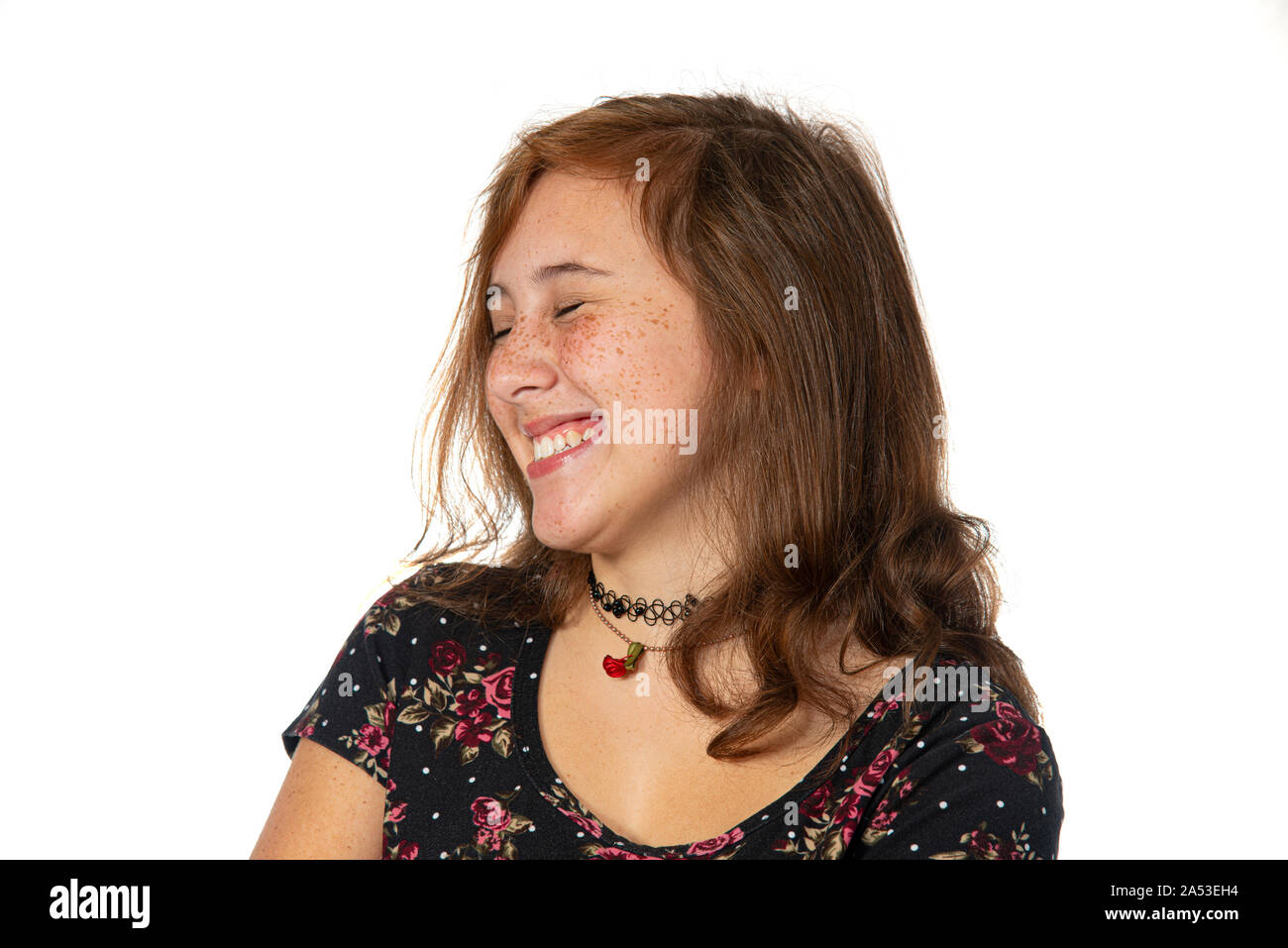 Horizontale studio Schuß eines Pre-Teen Girl mit Sommersprossen oben zu knacken Lachen. Seitliche Sicht auf ihr Gesicht. Auf weiß isoliert. Stockfoto