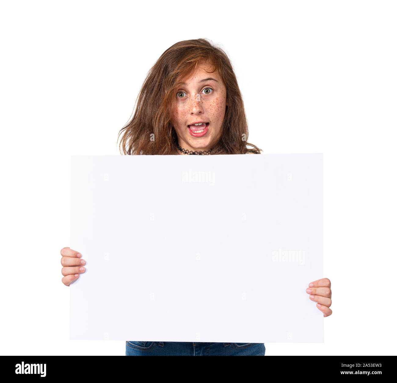 Horizontale studio Aufnahme einer Rede vor - jugendlich Mädchen, dass eine leere weiße Zeichen vor ihr. Auf weiß isoliert. Kopieren Sie Platz. Stockfoto