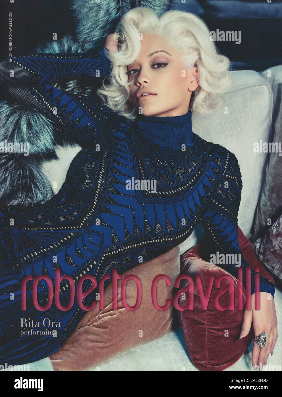 Plakat werbung Roberto Cavalli Fashion House mit Rita Ora in Papier Magazin von 2014 Jahr, Werbung, kreative Roberto Cavalli 2010 s Anzeige Stockfoto