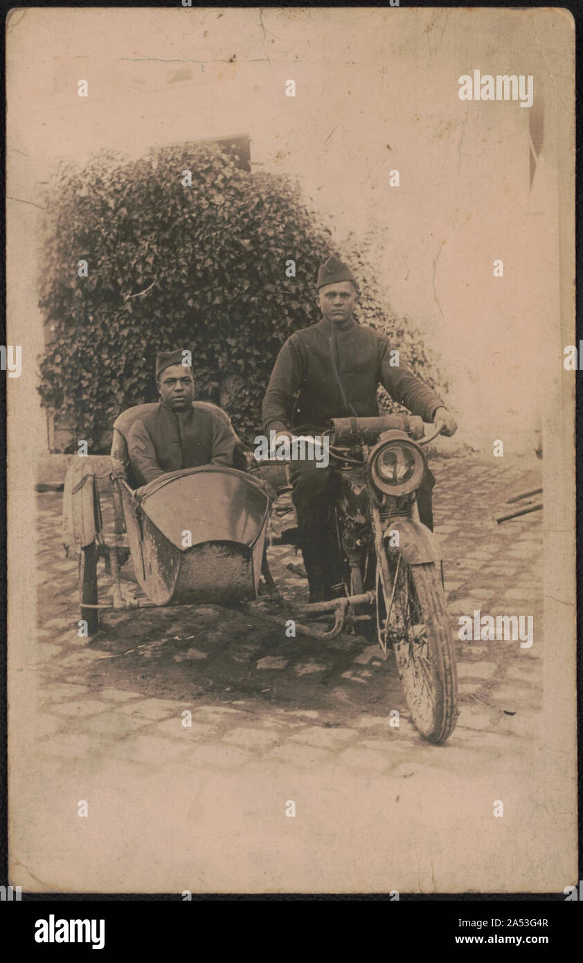 Zwei nicht identifizierte Afrikanische amerikanische Soldaten in Uniformen und Übersee Kappen auf Motorrad mit Beiwagen Stockfoto