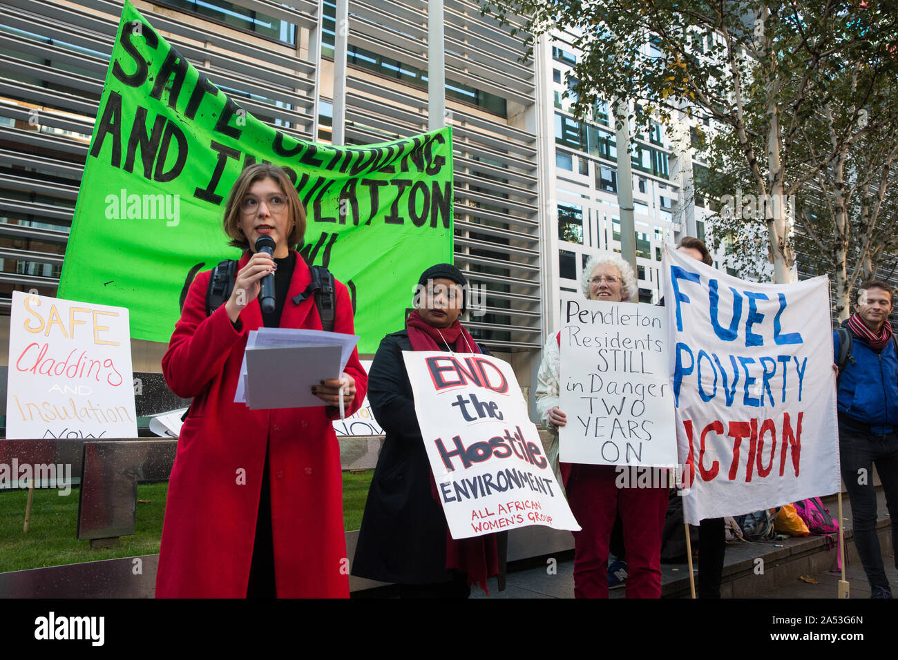 London, Großbritannien. 17. Oktober, 2019. Alexa Waud Adressen Mitstreiter von der Armut Aktion (FPA), Bewohner in Ungedämmten Häusern und Klima Aktivisten protestieren außerhalb des Ministeriums für Wohnungswesen, Gemeinschaften und Gemeinden (MHCLG), bevor ein Schreiben von FPA, 80 Organisationen, Gewerkschaften und MPs in nur zehn Tagen unterzeichnet genau ein Jahr nach einem scharfen Brief über die Dringlichkeit der recladding brennbaren Gebäuden und Dämmen, die kalt sind, mit der Regierung Abteilung übergeben wurde. Verpflichtungen der MHCLG in Reaktion auf die original Brief vorgenommen wurden nicht erfüllt. Stockfoto