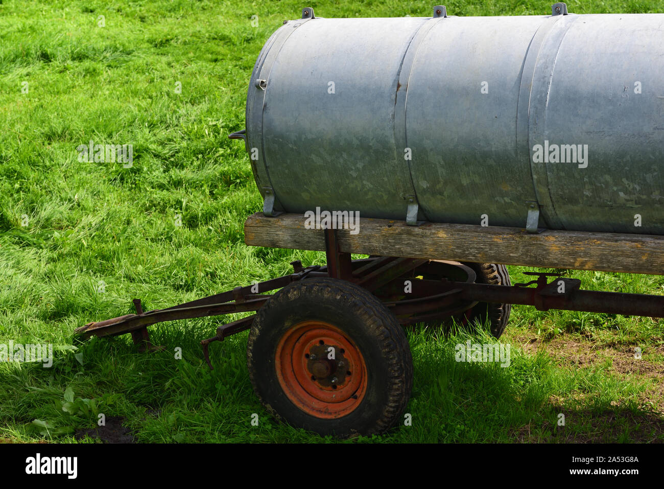 Eine typische Anhänger mit Wasser wird als Trank auf einer Weide in Bayern im Sommer gefunden Stockfoto