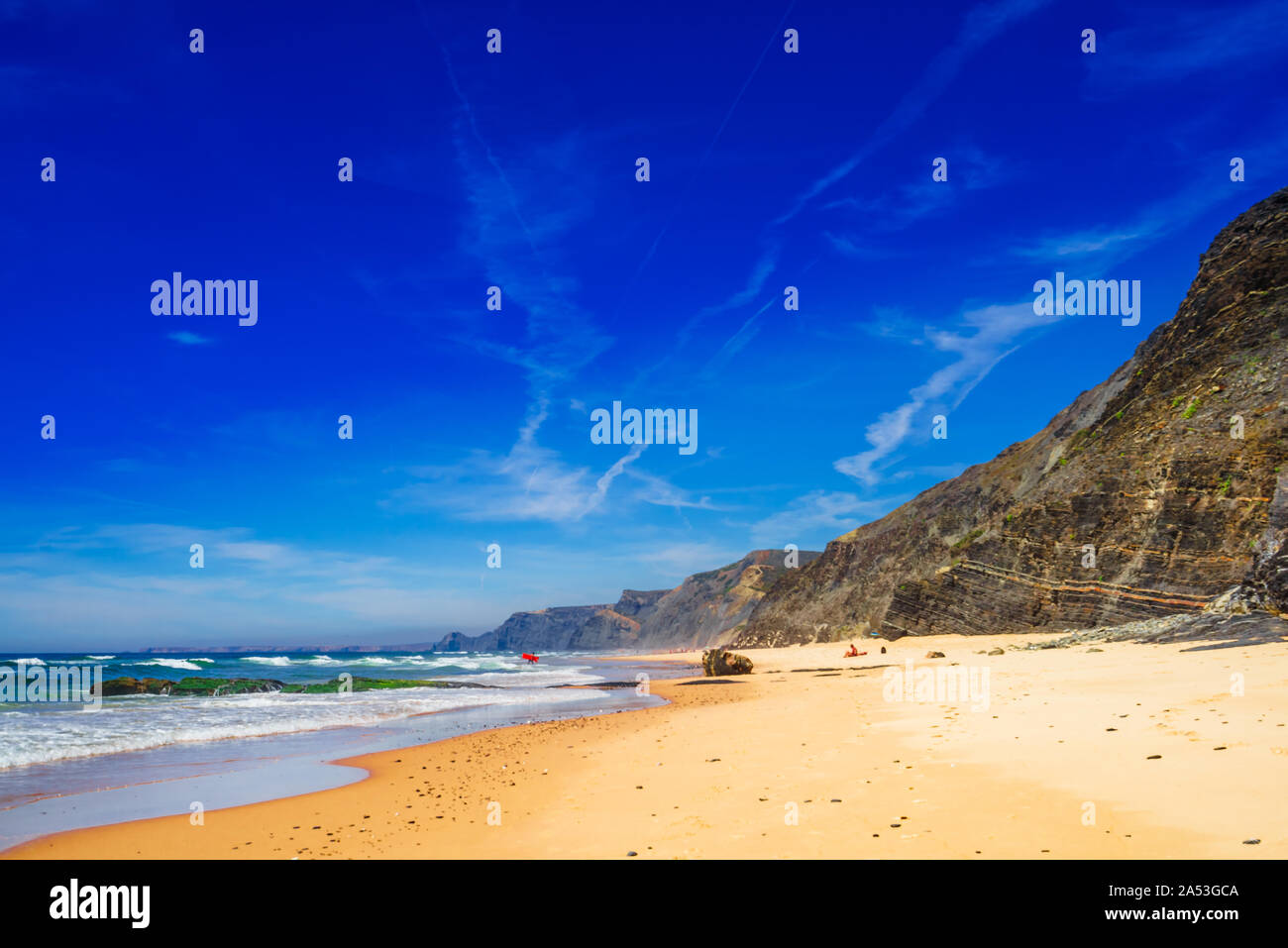 Blick auf den schönen Strand Praia do Castelejo an der Küste der Algarve in Portugal Stockfoto