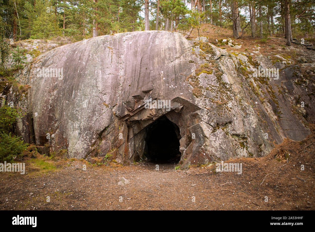 Felswand mit einem dunklen Loch, Eintritt in die Höhle, Spro, Mineralische historischen Mine. Nesodden Norwegen. Nesoddtangen Halbinsel. Stockfoto