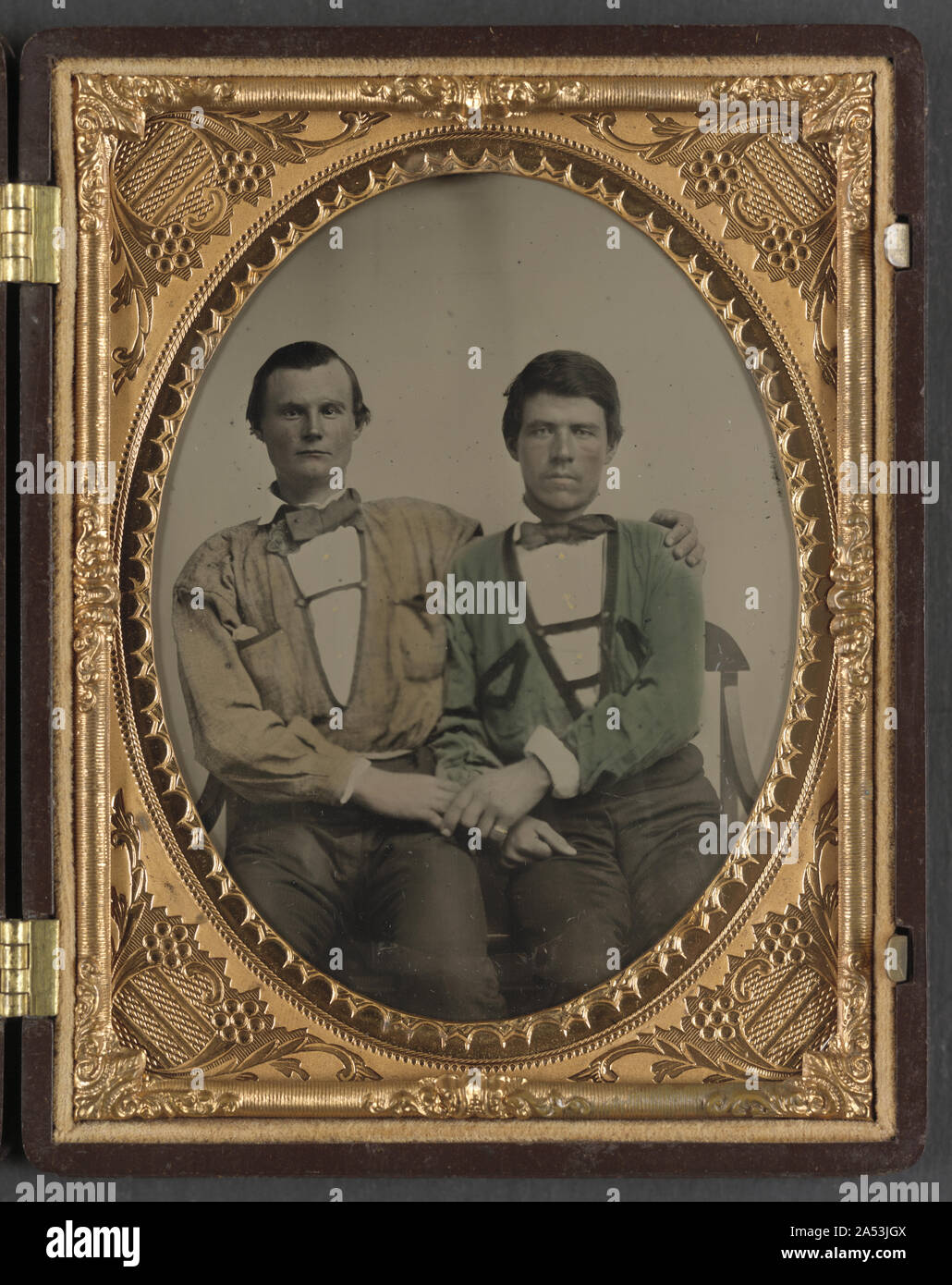 Zwei nicht identifizierte Soldaten in Transport Confederate Battle Shirts Stockfoto