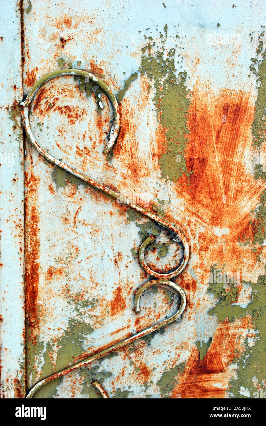 Rostiges Metall oberfläche mit grünen schäbig Farbe und Dekoration, grunge Hintergrund Nahaufnahme Detail Stockfoto