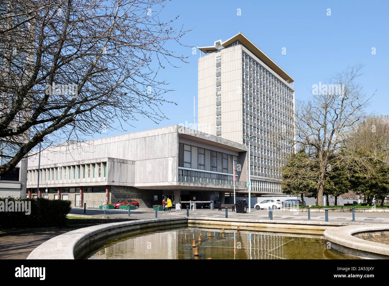 Moderne Architektur von Plymouth Stadtzentrum mit dem Civic Center, an einem sonnigen Frühlingstag. Stockfoto