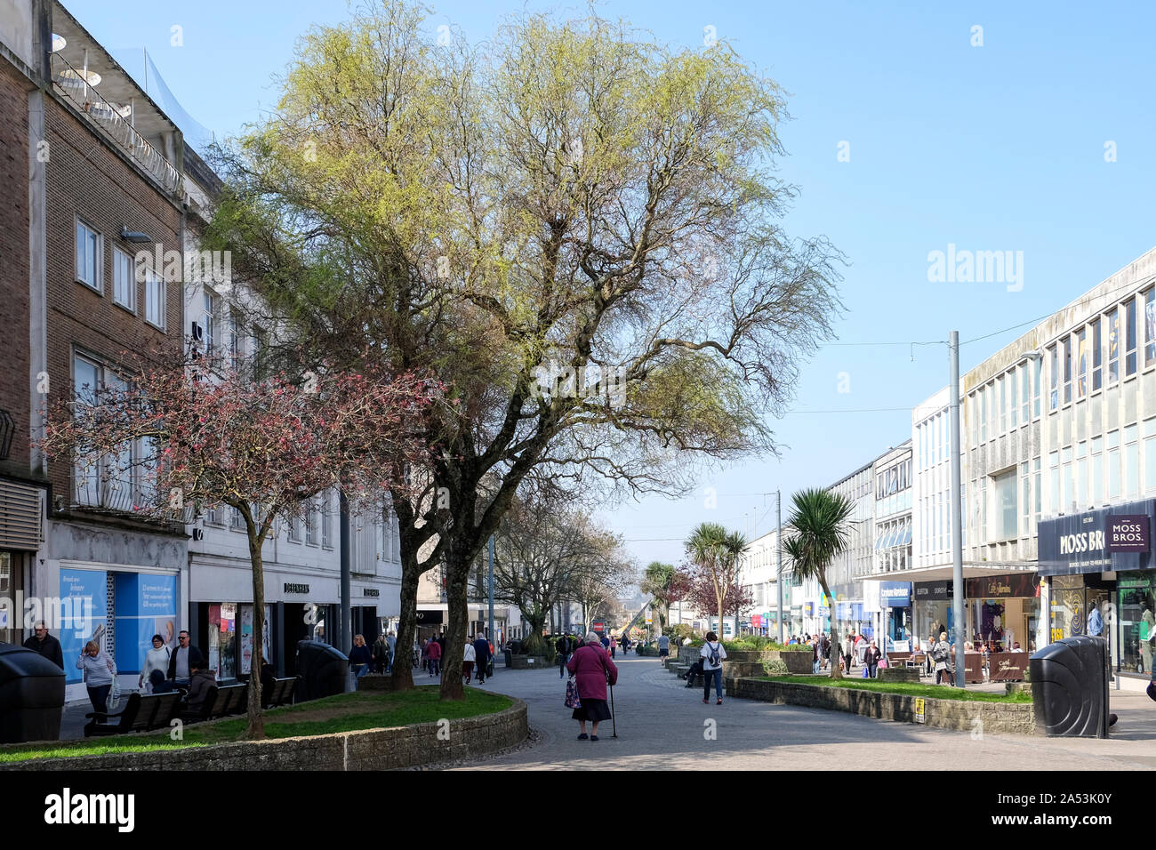 Moderne Architektur von Plymouth Stadtzentrum an einem sonnigen Frühlingstag mit Geschäften und Shopper. Stockfoto