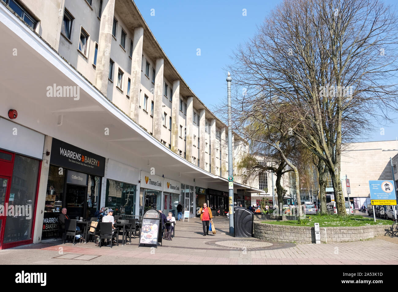Moderne Architektur von Plymouth Stadtzentrum an einem sonnigen Frühlingstag, mit Cafes und Geschäften. Stockfoto