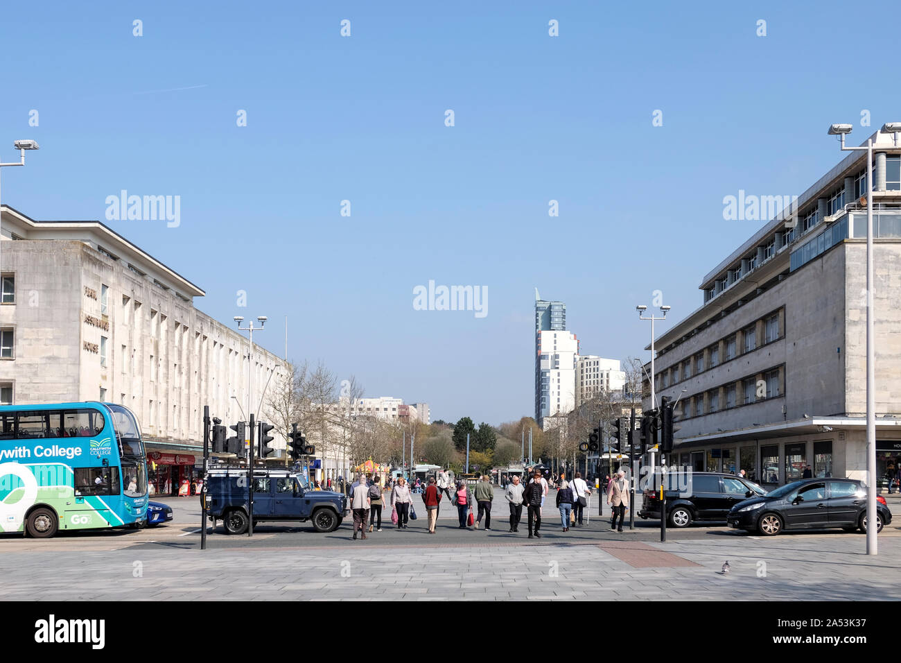 Moderne Architektur von Plymouth Stadtzentrum mit Käufern und Verkehr an einem sonnigen Frühlingstag. Stockfoto
