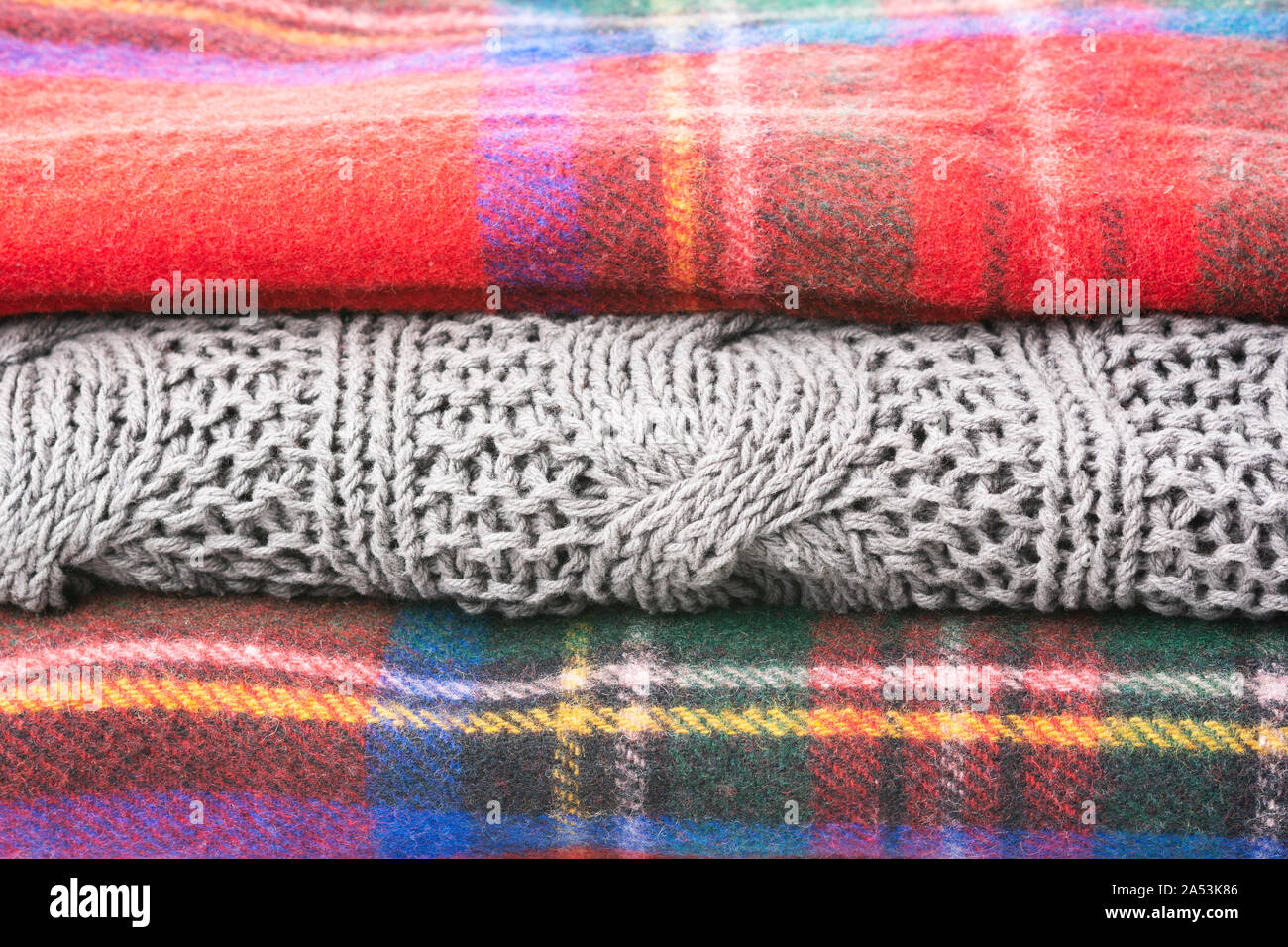 Stapel von gemütlichen Winter Wolldecken in Tartan rot, blau, grau Farben, selektiven Fokus Stockfoto