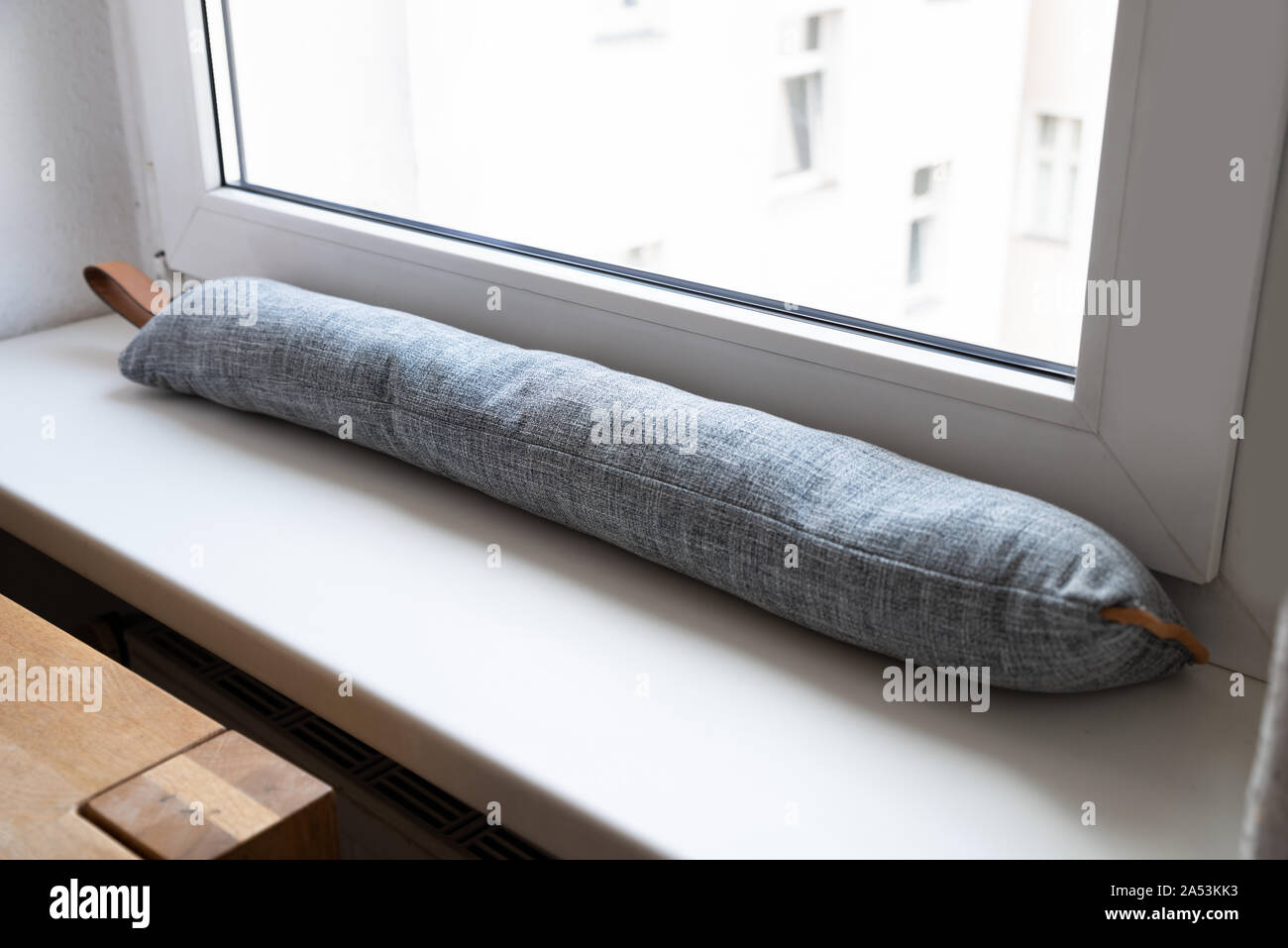 Entwurf der Abstreifdichtung unter Fenster blockieren kalte Luft von Unterwegs Stockfoto