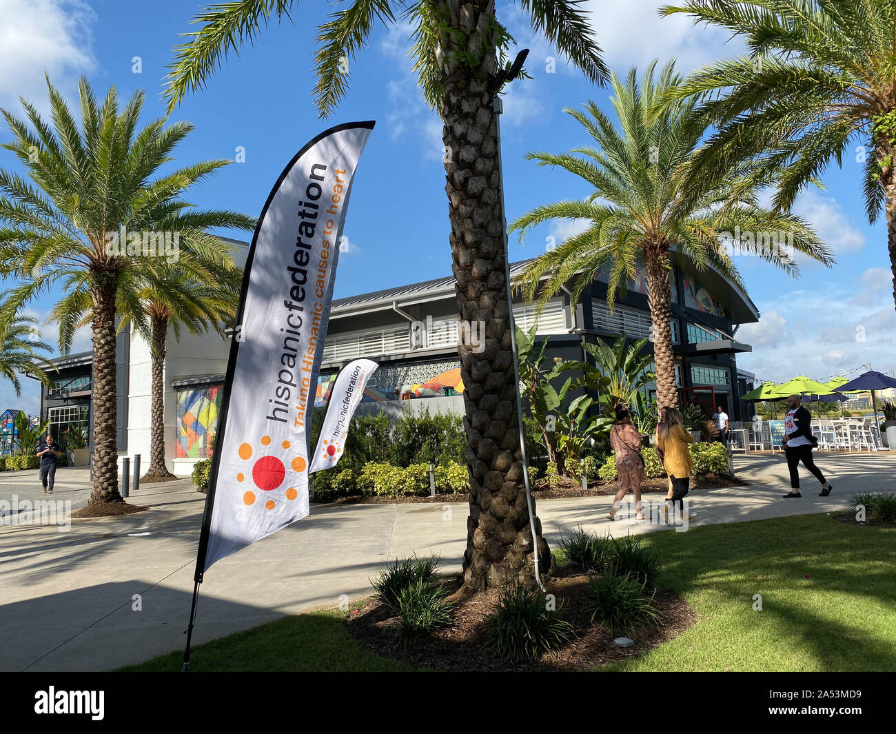 Orlando, FL/USA -10/16/19: ein Hispanic Föderation Flaggen außerhalb einer Sitzung Veranstaltungsort fliegen. Die Mission Hispanic Vereinigung ist zu stärken und die Hi voraus Stockfoto