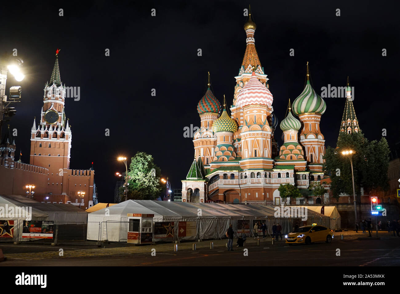 Die Kathedrale von Vasily dem gesegnet, wie Basilius-kathedrale bekannt, ist eine Kirche auf dem Roten Platz in Moskau und gilt als Symbol des Landes angesehen. Stockfoto