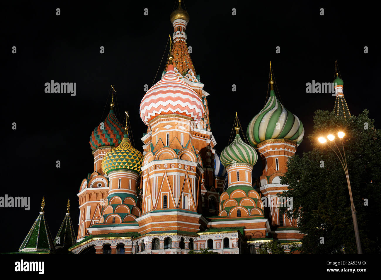 Die Kathedrale von Vasily dem gesegnet, wie Basilius-kathedrale bekannt, ist eine Kirche auf dem Roten Platz in Moskau und gilt als Symbol des Landes angesehen. Stockfoto