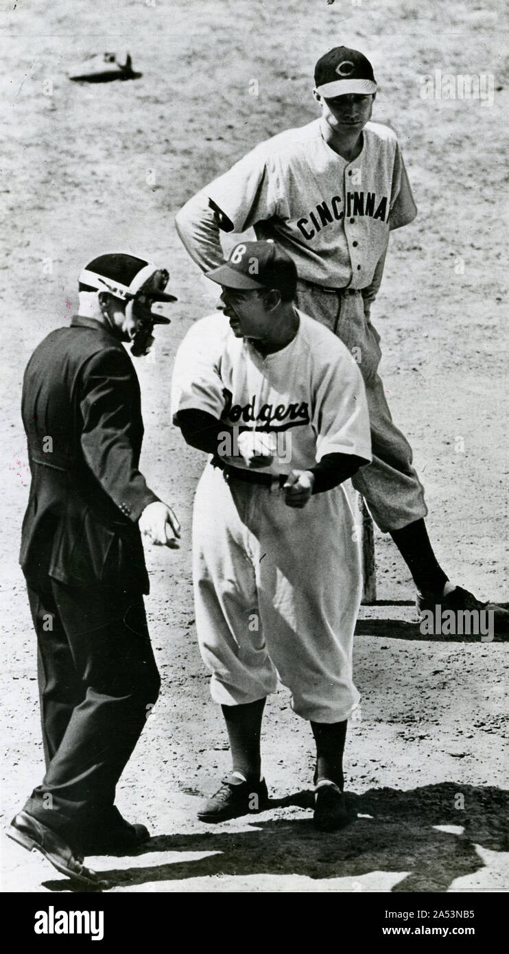 Brooklyn Dodgers manager Charlie Dressen argumentiert mit einem Schiedsrichter in einem Spiel mit den Cincinnati Reds circa 1950. Stockfoto