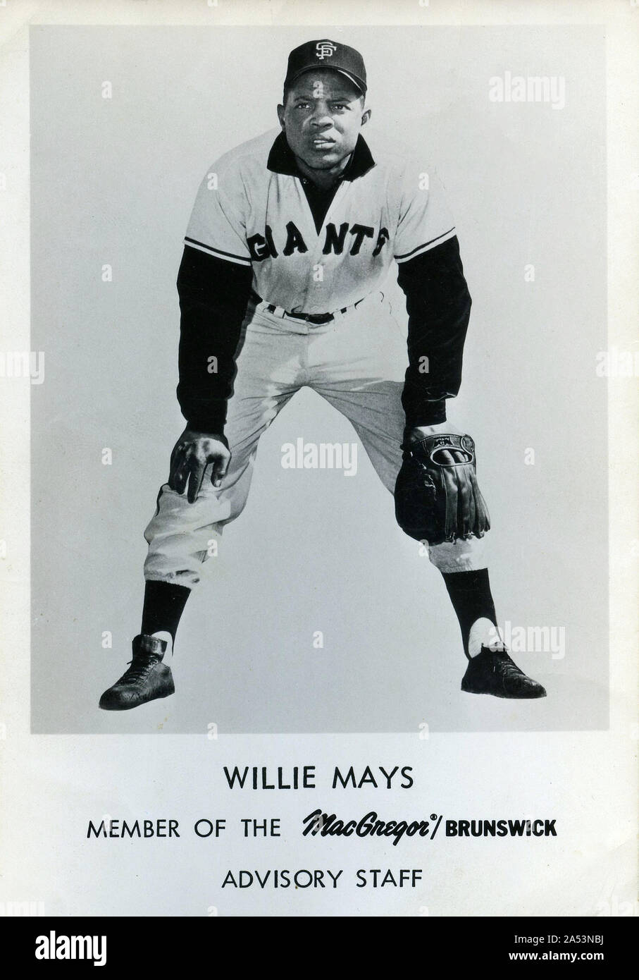Vintage schwarz-weiß Foto von Baseball Hall of Famer Willie Mays, die einen Stern mit der New York und San Francisco Giants in den 1950er und 60er Jahren. Stockfoto