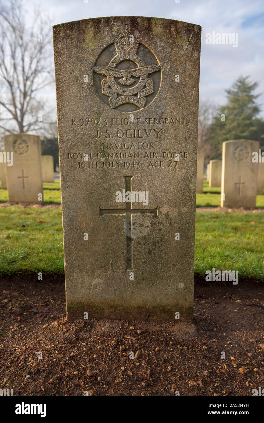 Commonwealth Kriegsgräber Kommission Grab von James Sutherland Ogilvy der Royal Canadian Air Force, Haycombe Friedhof, Badewanne Stockfoto
