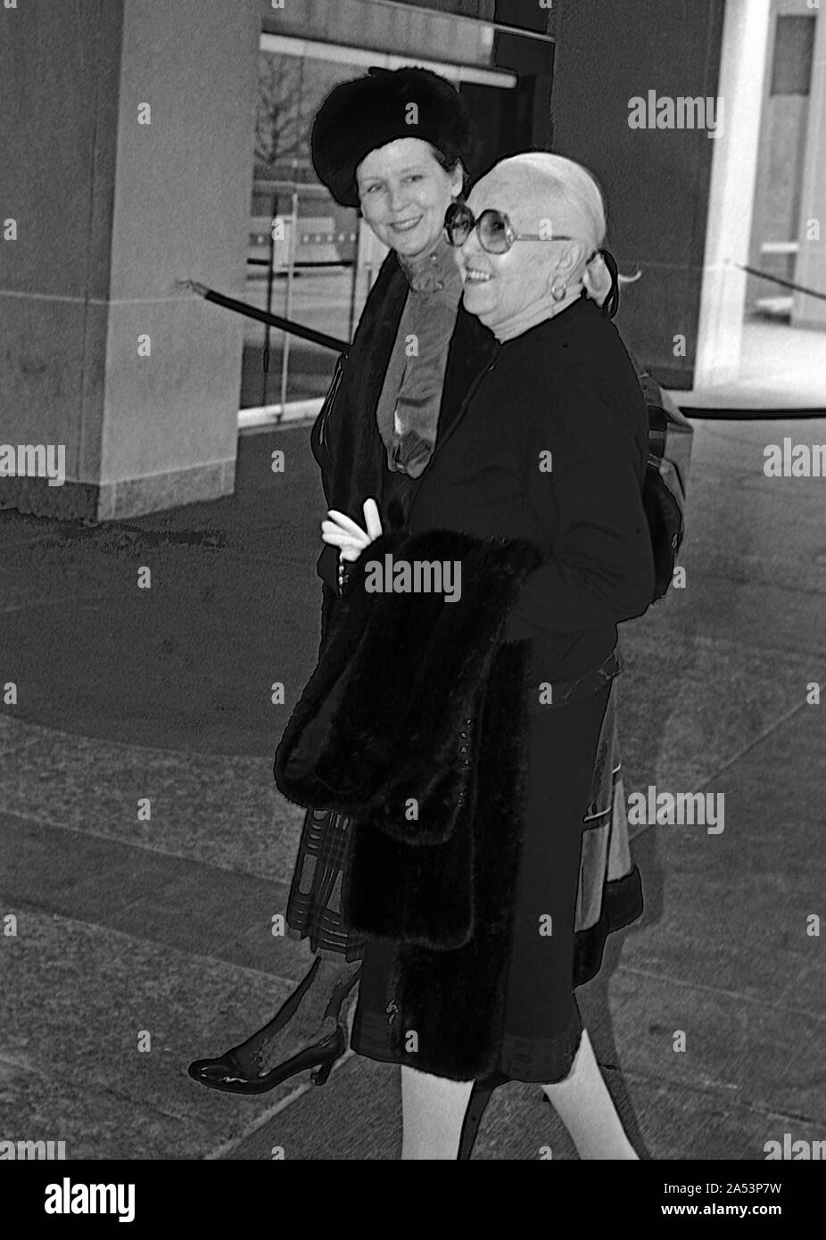 Washington DC, USA, 19. Februar 1984 Prinzessin Grace Foundation Mittagessen an der United States State Department, 2 von WashingtonÕs Grande Dames Ankommen an der Rezeption Stockfoto