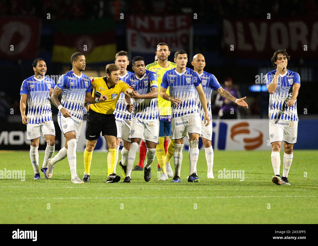 FLORIAN 'POLIS, SC - 17.10.2019: AVAÍ X INTERNACIONAL - Schlichtung von Thiago Duarte Peixoto, unterstützt von Marcelo Van Gasse und Luiz Alberto Nogueira während Avaí X Internacional. Gleiches gilt für die 26. Runde der brasilianischen Meisterschaft 2019 - Serie A. Gleiches an Aderbal Ramos da Silva (Ressacada Stadion) in der Nacht zum Donnerstag (17.) in Florianópolis, SC, Brasilien statt. (Foto: Raul Pereira/Fotoarena) Stockfoto