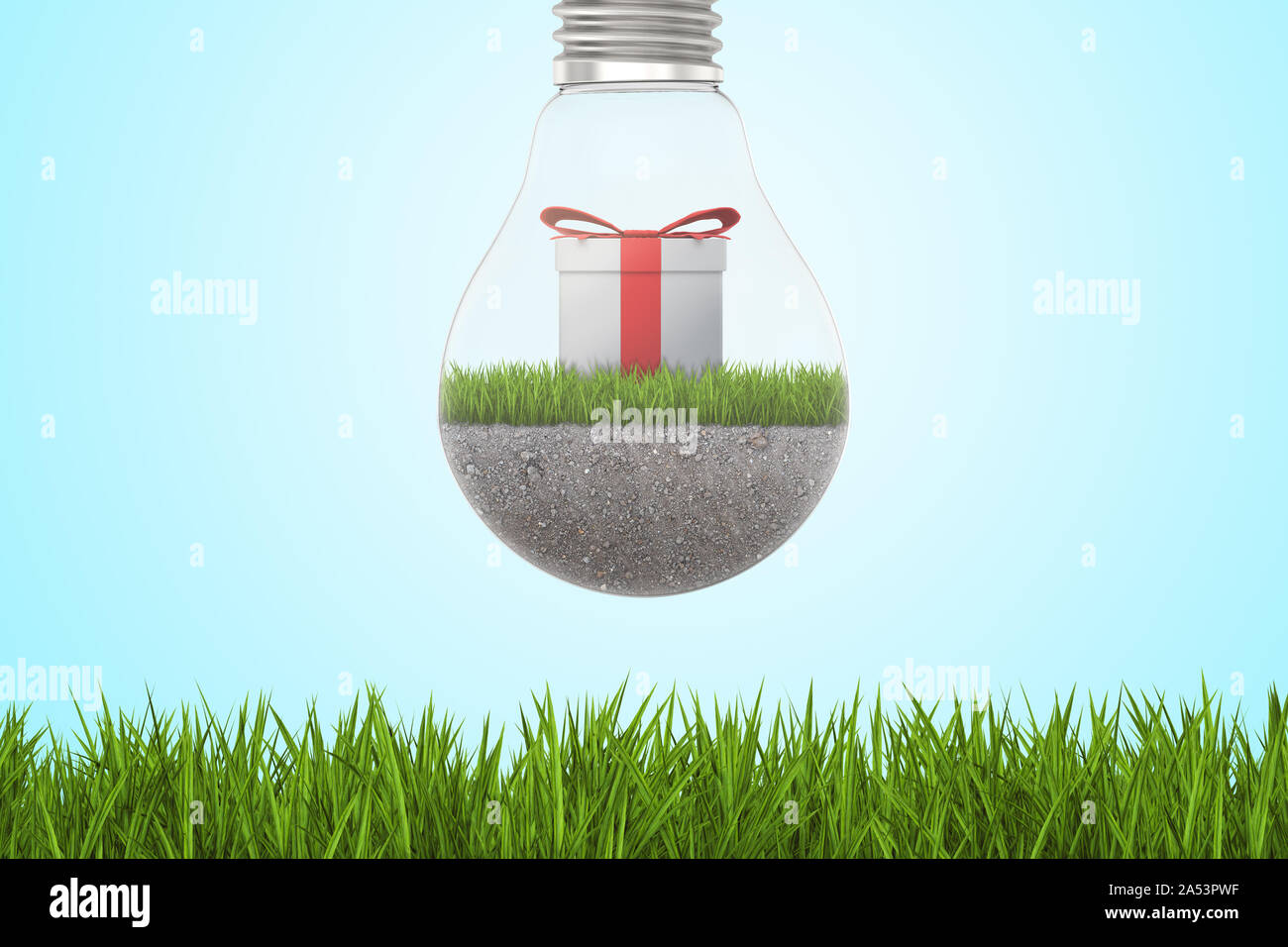 Nahaufnahme der Glühbirne mit Erde, Gras und Geschenkset im Inneren, hängend über dem grünen Rasen. Stockfoto