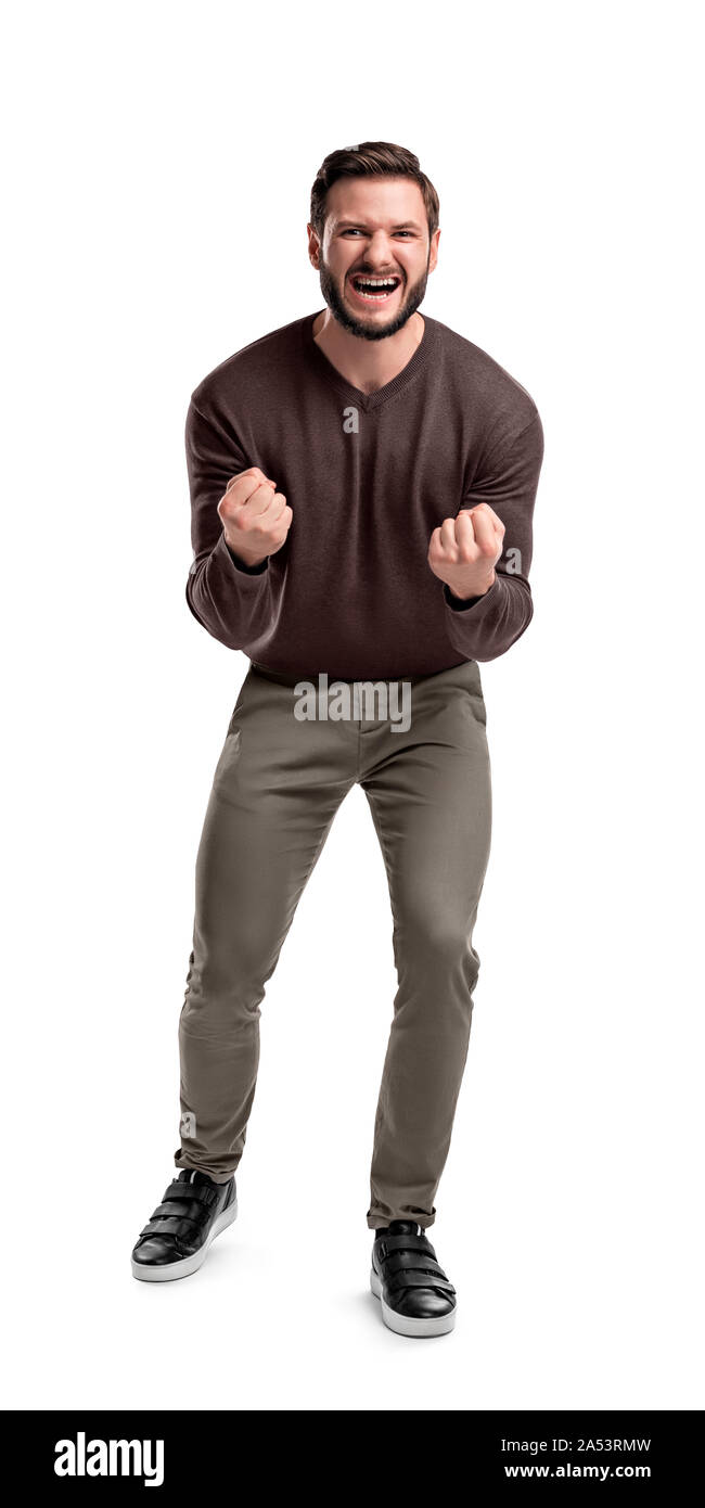 Eine aggressive bärtigen Mann in legere Kleidung schreit Kamera, zeigt seine Zähne und hält die Finger in festem Griff. Stockfoto