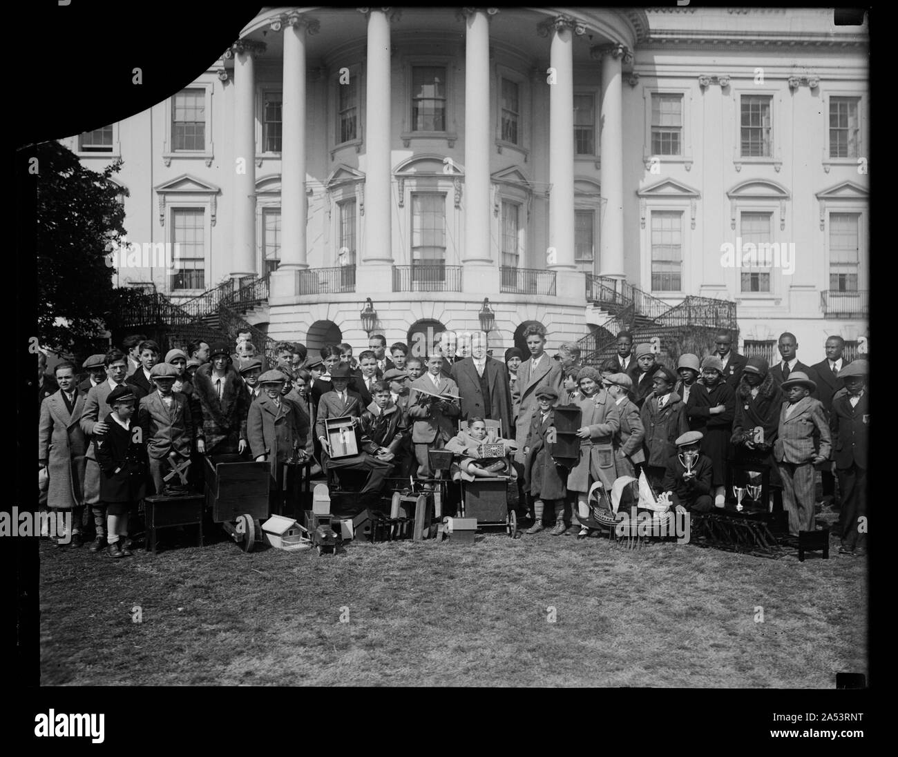 Zwei Gewinner. Zwei Gewinner des nationalen Ausschusses für Holznutzung stolz posieren mit Präsident Hoover, der vorschlug, den Plan, wenn er war Sekretär des Handels. Links: Carl Bobzien, Sieger von Louisville, KY, Präsident Hoover und Paul Quinn, Sieger aus dem Distrikt von Columbia [White House, Washington, D.C.] Stockfoto