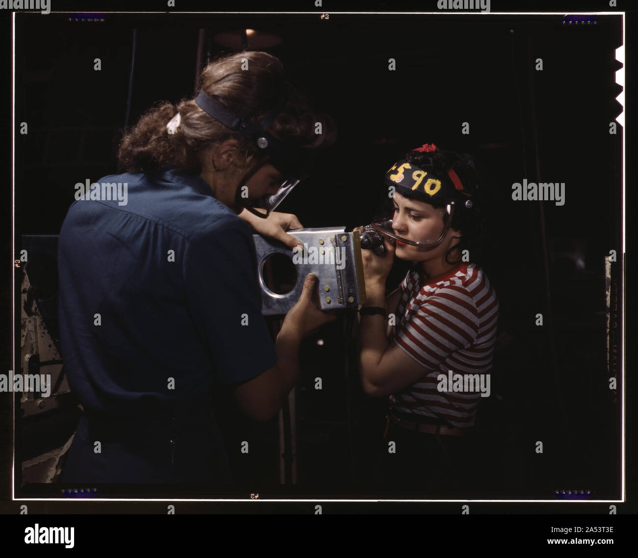 Zwei Mitarbeiterinnen der North American Aviation, Incorporated, Montage einen Abschnitt eines Flügels für ein Kampfflugzeug p-51 Stockfoto