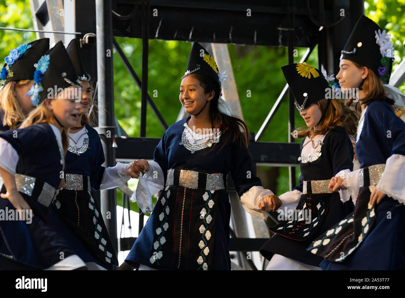 St. Louis, Missouri, USA - 24. August 2019: Festival der Nationen, Tower Grove Park, Mitglieder der St. Nicholas griechische Tänzer, die traditionelle clot Stockfoto