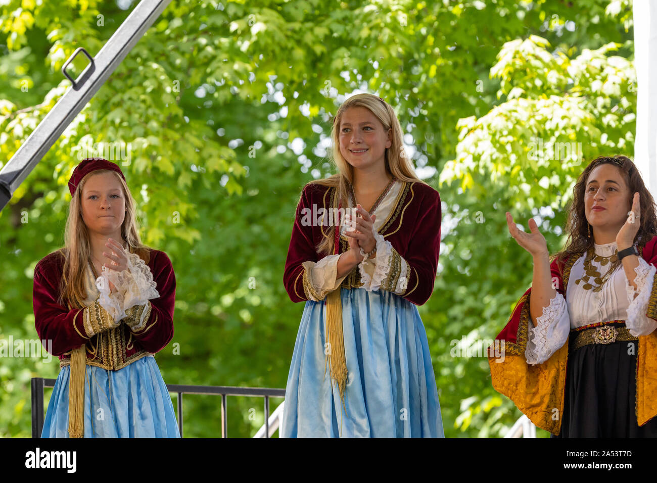 St. Louis, Missouri, USA - 24. August 2019: Festival der Nationen, Tower Grove Park, Mitglieder der St. Nicholas griechische Tänzer, die traditionelle clot Stockfoto