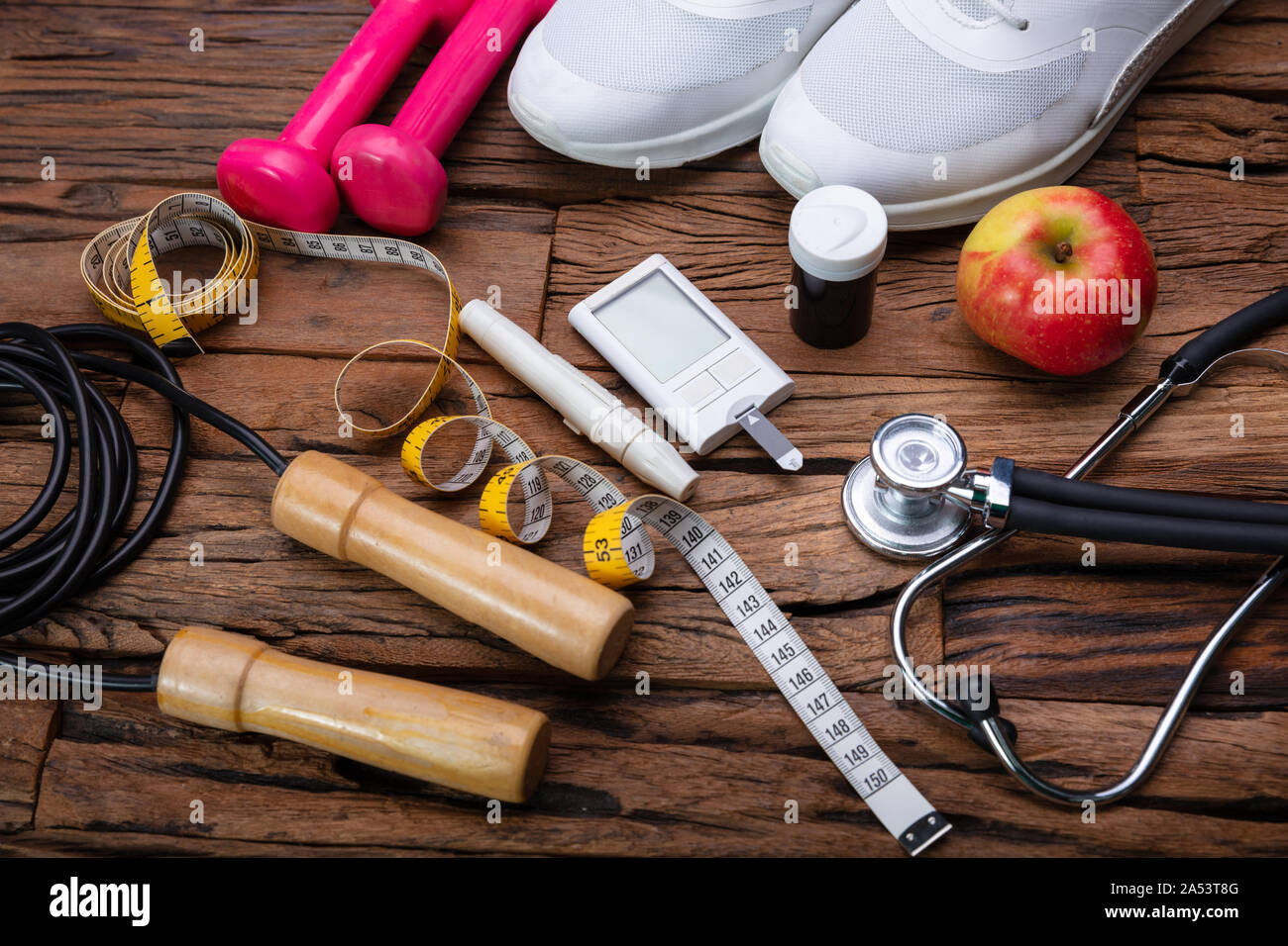 Tafel mit Diabetes Wort in der Nähe von Sport- und Glucometer. Diabetes und Bewegung Konzept Stockfoto