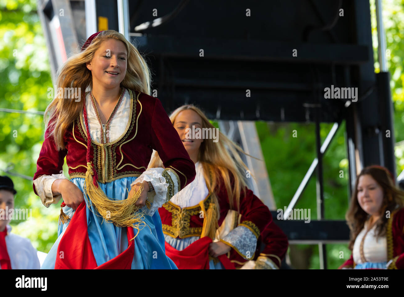 St. Louis, Missouri, USA - 24. August 2019: Festival der Nationen, Tower Grove Park, Mitglieder der St. Nicholas griechische Tänzer, die traditionelle clot Stockfoto