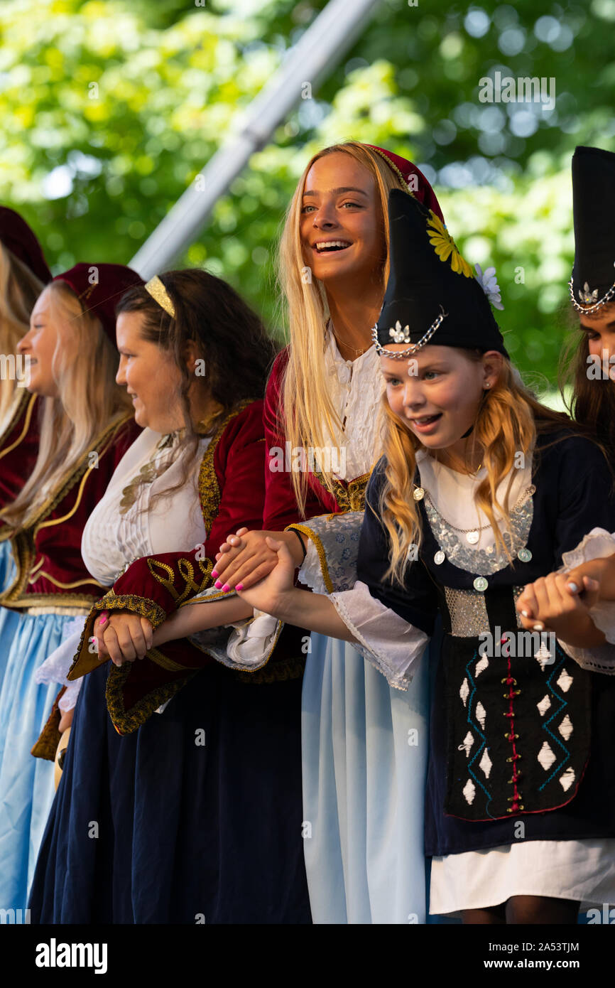 St. Louis, Missouri, USA - 24. August 2019: Festival der Nationen, Tower Grove Park, Mitglieder der St. Nicholas griechische Tänzer, die traditionelle clot Stockfoto