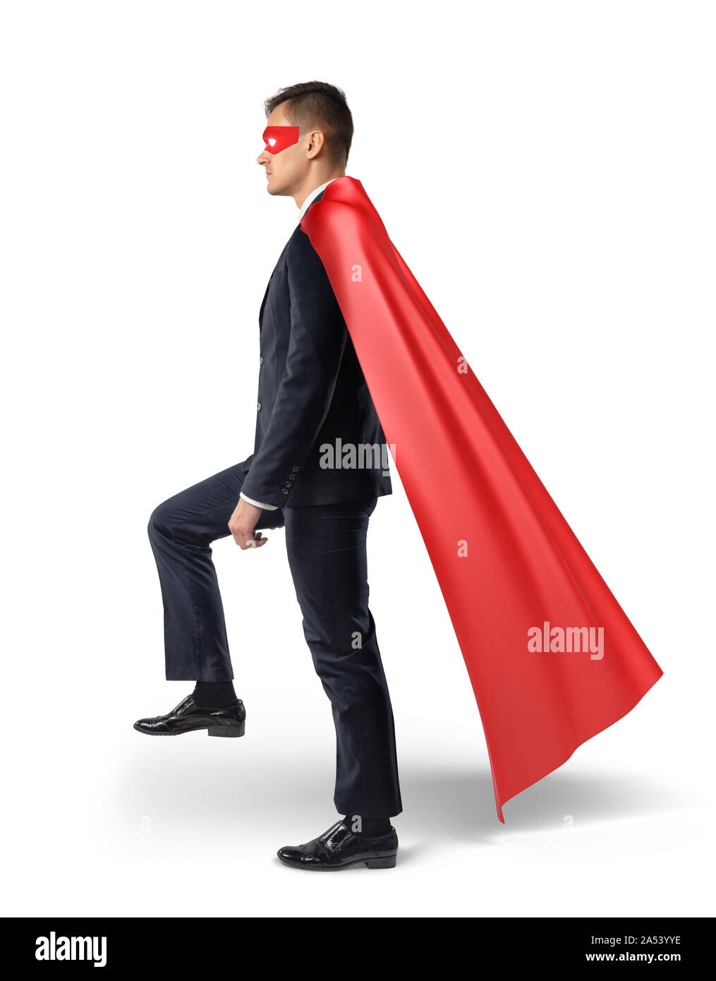 Ein Geschäftsmann in einem fließenden roten Cape Stepping auf eine unsichtbare Leiter. Vorwärts zu bewegen. Stockfoto