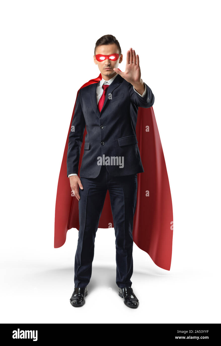 Geschäftsmann in einem roten Umhang und rote Augen Maske mit einer Hand in Warnung auf weißem Hintergrund. Stockfoto