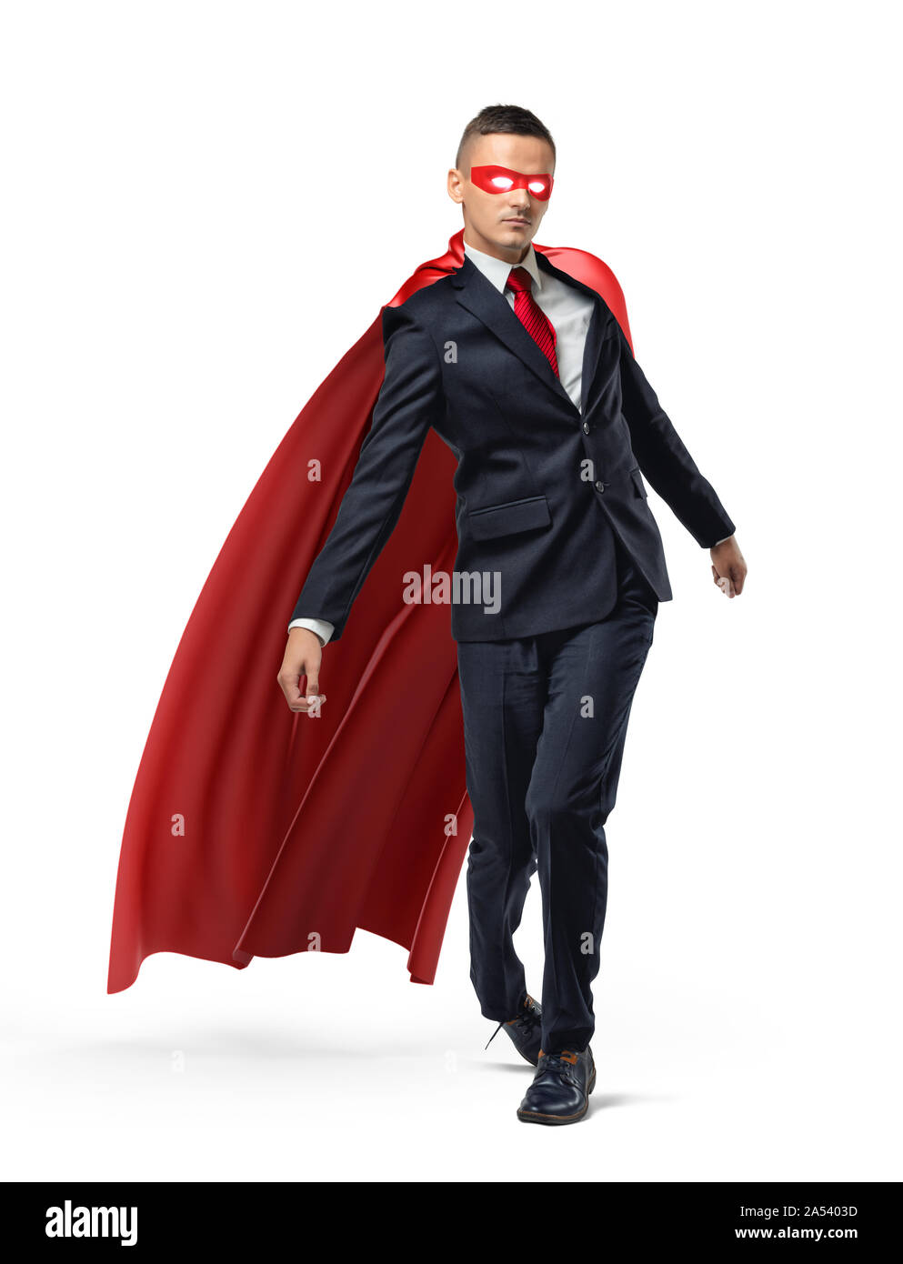 Ein Geschäftsmann mit glühenden Augen tragen Superman rotem Umhang und eine Maske zu Fuß unsicher auf weißen Hintergrund. Stockfoto