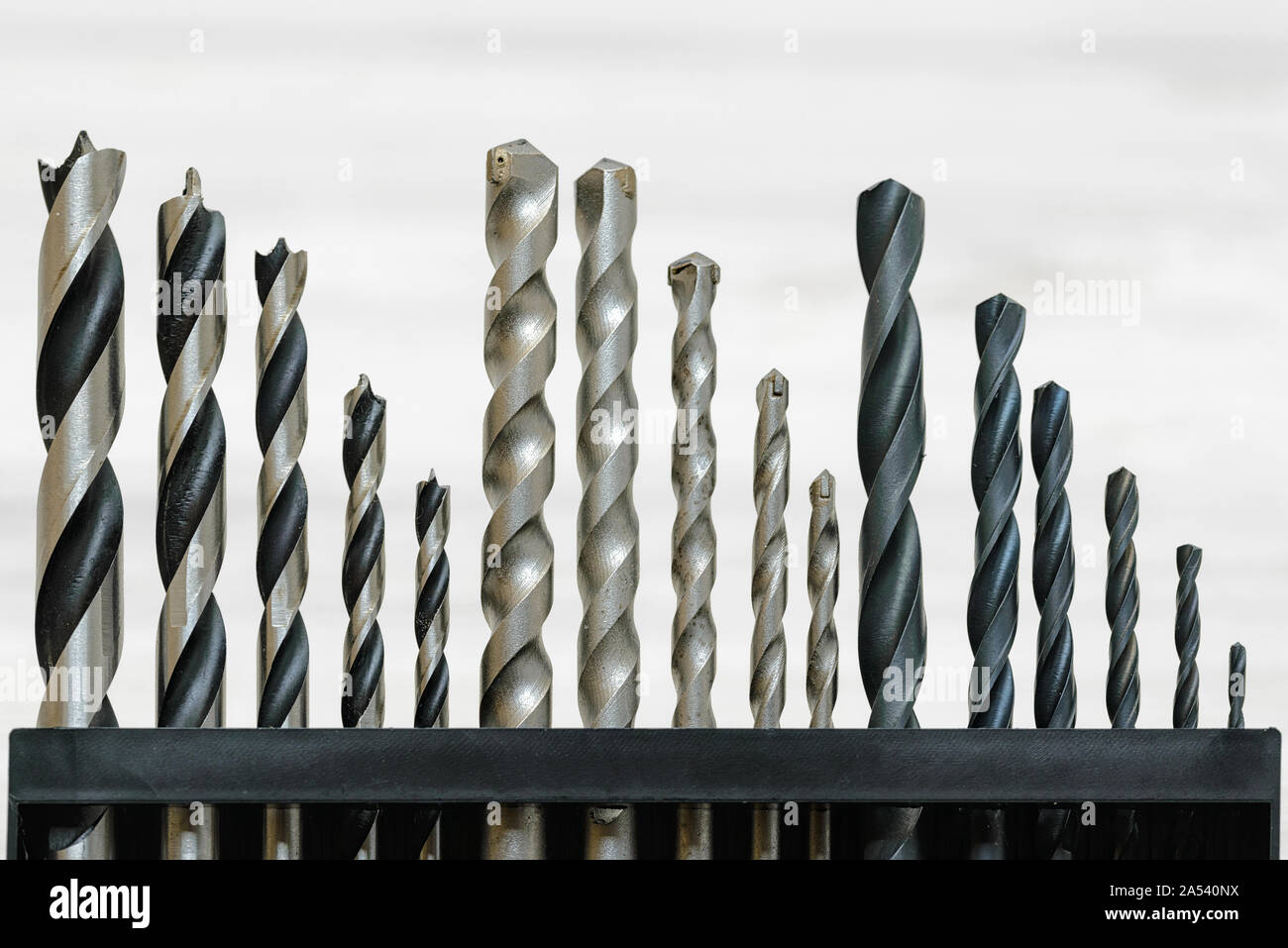 Einen vollständigen Satz von Bohrer für Metall, Stein und Holz arbeitet in verschiedenen Größen bestimmt. Stockfoto