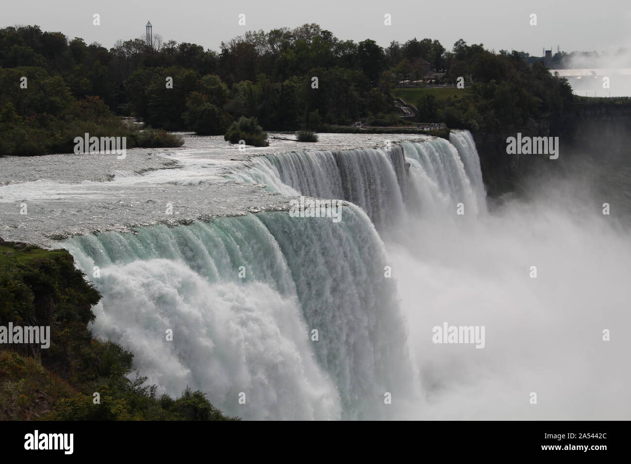 In der Nähe von Niagara Falls aus den USA in den Tag mit der hellen Sonne gesehen, mit viel Nebel Stockfoto