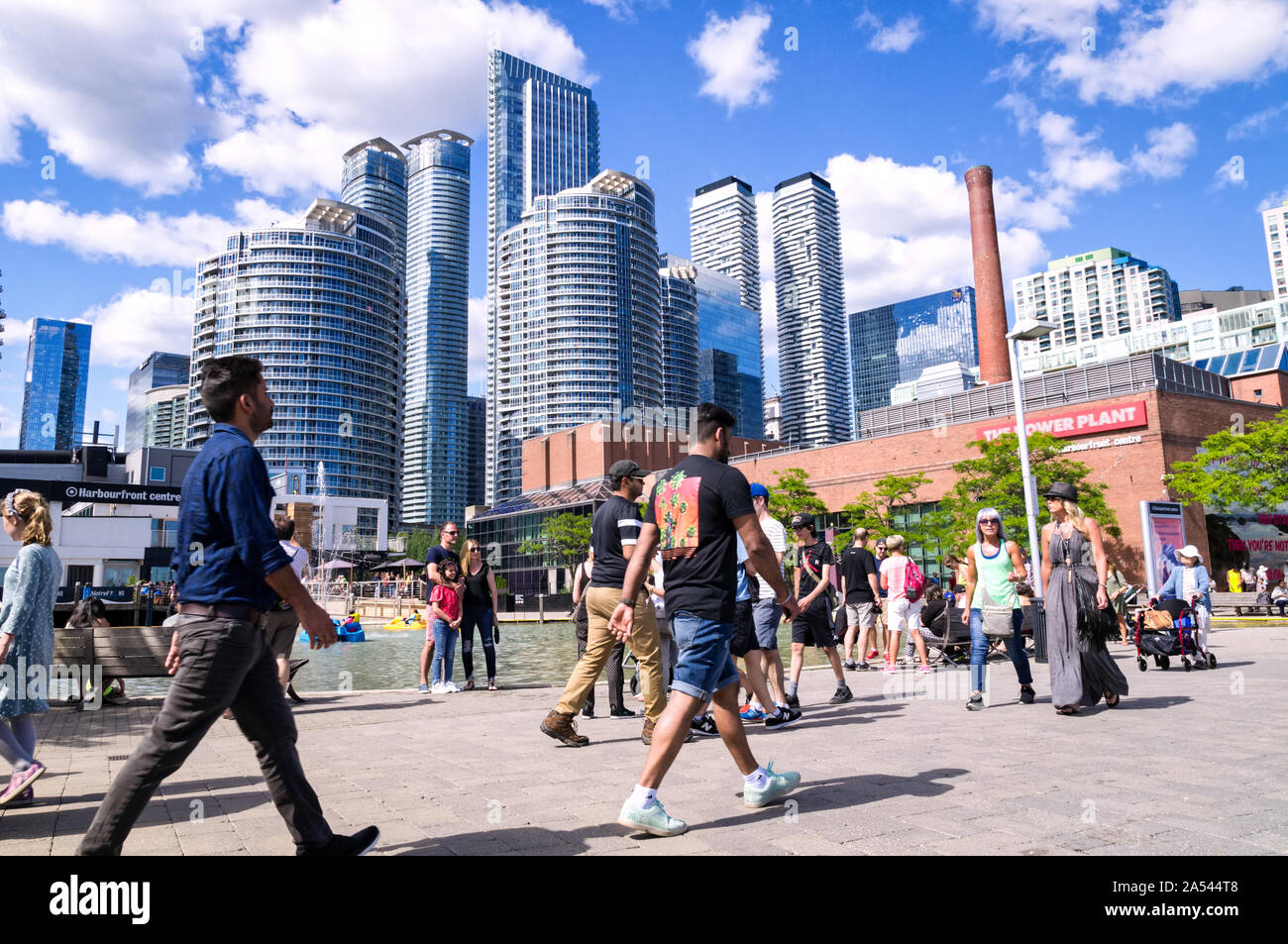 Toronto, Ontario, Kanada - 2019 06 30: Torontonians und Touristen zu Fuß entlang der Promenade in der Harbourfront Toronto vor Hochhäuser Stockfoto