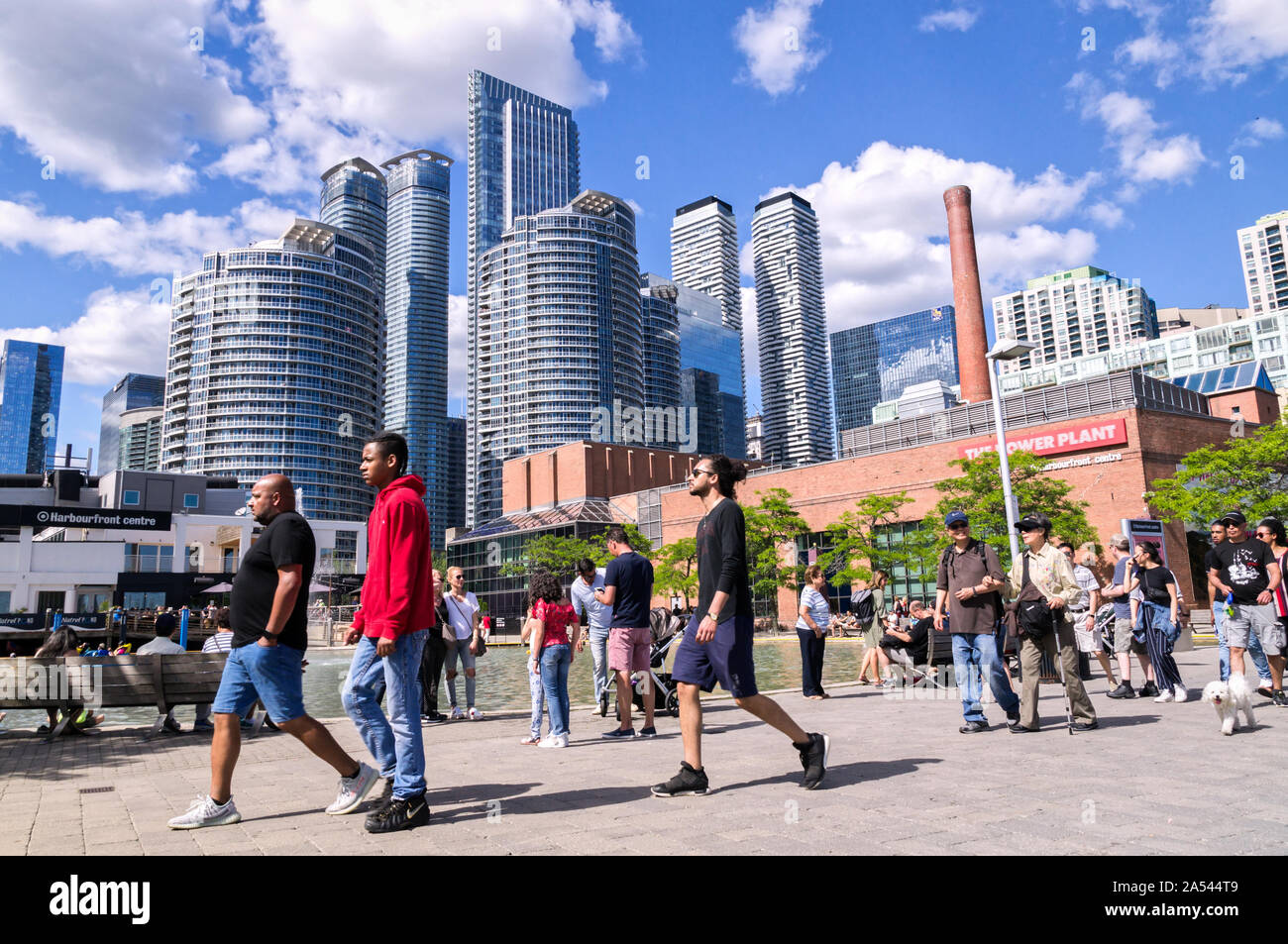 Toronto, Ontario, Kanada - 2019 06 30: Torontonians und Touristen zu Fuß entlang der Promenade in der Harbourfront Toronto vor Hochhäuser Stockfoto