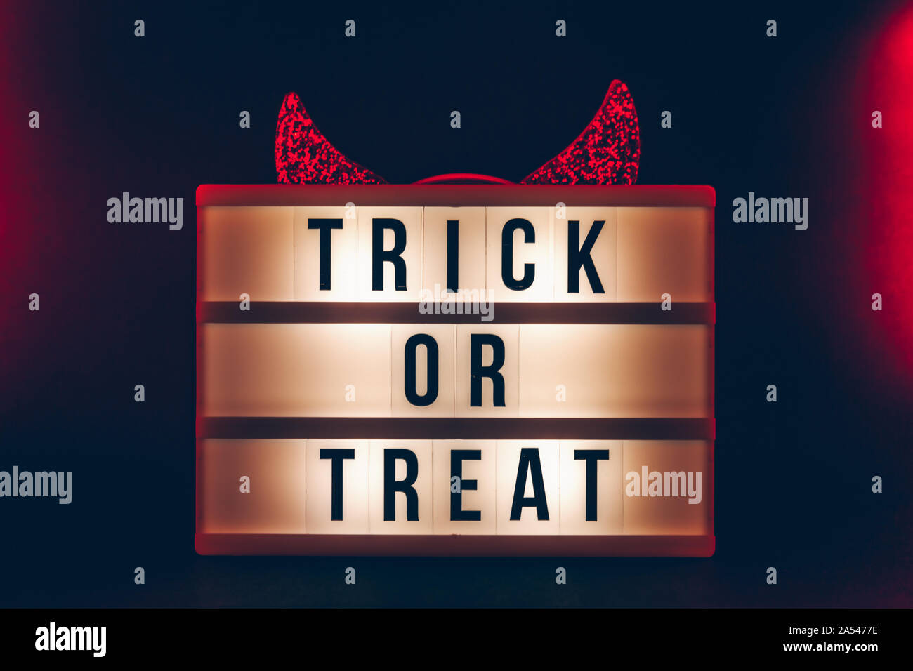 Halloween themed Kino Leuchtkasten auf der dunkel getönt Hintergrund mit roten Teufel Hörner und roten Highlights Stockfoto