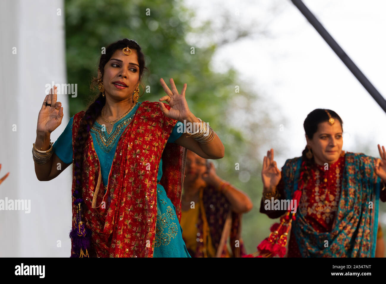 St. Louis, Missouri, USA - 25. August 2019: Festival der Nationen, Tower Grove Park, Mitglieder der Punjabi Bhangra Gruppe, das Tragen der traditionellen Kleidung, Stockfoto